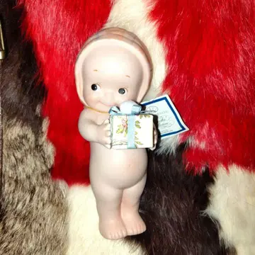 선물을 든 인형 약 15cm