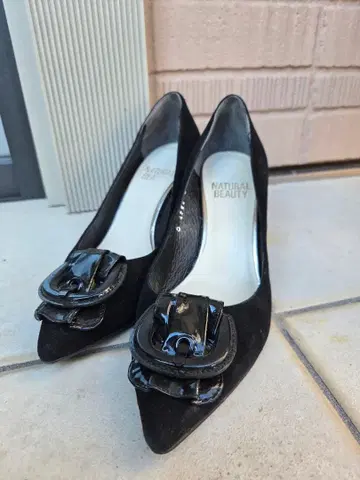 NATURAL BEAUTY 블랙 스웨이드 펌프스 2 1/2