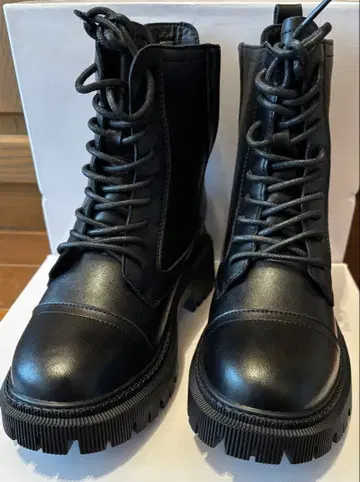 블랙 통굽 레이스업 부츠