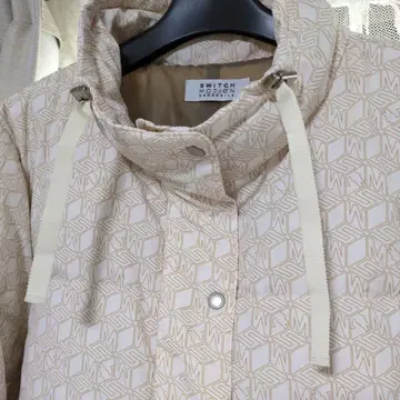 새상품급 SWITCH MOTION 기하학 패턴 다운 자켓