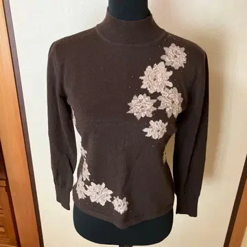 브라운 꽃무늬 자수 터틀넥 니트