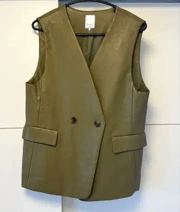 Te chichi 올리브 그린 가죽풍 베스트