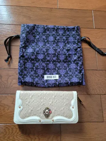 [ 새상품 ] ANNA SUI 엠보싱 가공 장지갑 셀핀
