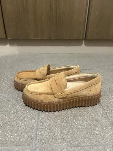 Clarks 클락스 베이지 스웨이드 로퍼 통굽