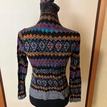 울 100% 패턴 터틀넥