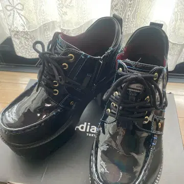 요스케 블랙 에나멜 통굽 레이스업 슈즈