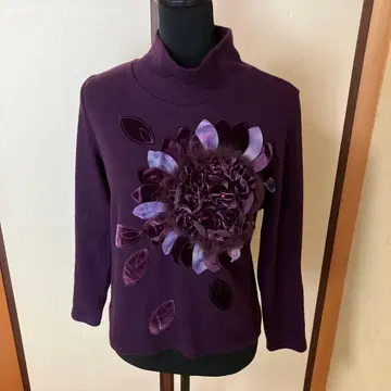 퍼플 꽃 장식 긴팔 니트