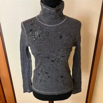 일본제 모 100% 그레이 꽃무늬 자수 터틀넥 스웨터