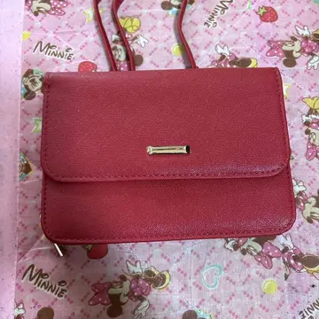 카드 슬롯이 있는 빨간색 숄더백