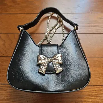 리본 포함 블랙 숄더백