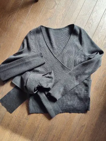 블랙 V넥 랩 니트 긴팔 카슈쿨