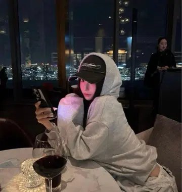 THEREDTHREAD S logo script cap