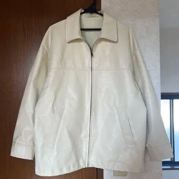 크림색 합성 피혁 자켓
