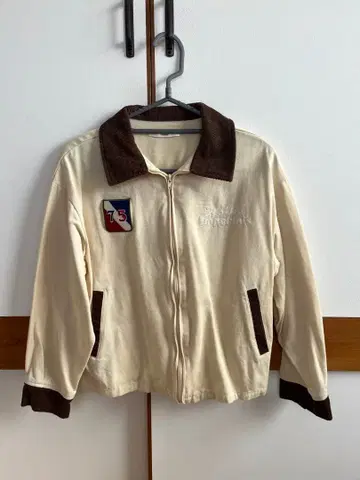 크림색 지퍼 달린 자켓