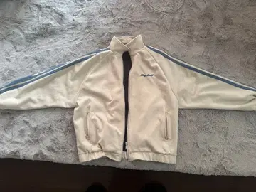 크림색 집업 자켓