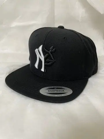 레어 irisk 화이트x블랙 로고 캡 양키스 자이언츠