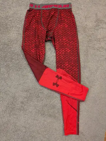 언더아머 레드 도트 패턴 레깅스