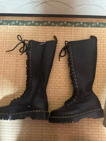 닥터마틴 20홀 여성용 부츠