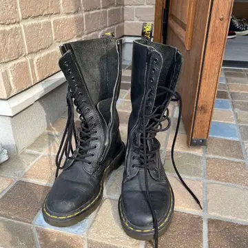 14홀 Dr. Martens 블랙 가죽 롱 부츠