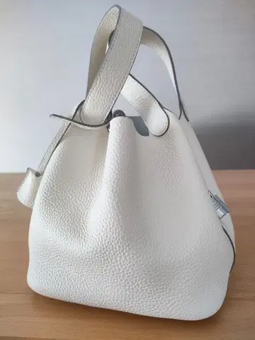 화이트 가죽 핸드백 큐브형 백