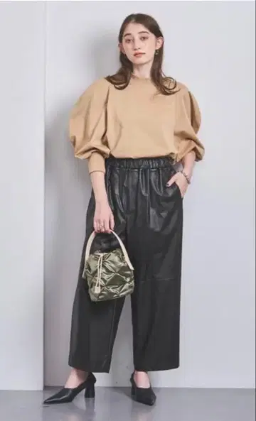 SACRA 인조 가죽 크롭 팬츠