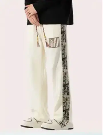 화이트 와이드 팬츠 사이드 패턴 부착