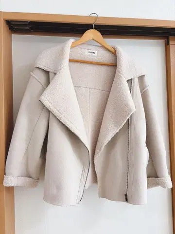 [SNIDEL] 무스탕 보아 자켓 크림색