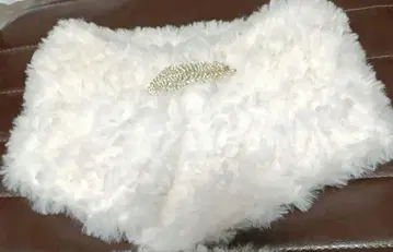 화이트 퍼 머플러 핸드메이드 깃털 핀 장식 포함