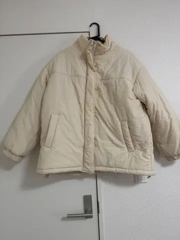 크림색 오버 사이즈 다운 자켓