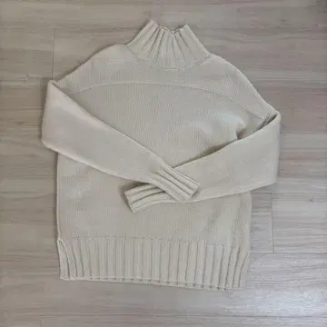 유니클로 콩트와르 데코토니에 니트