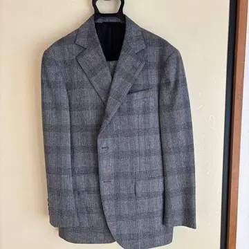 그레이 계열 체크 비즈니스 정장