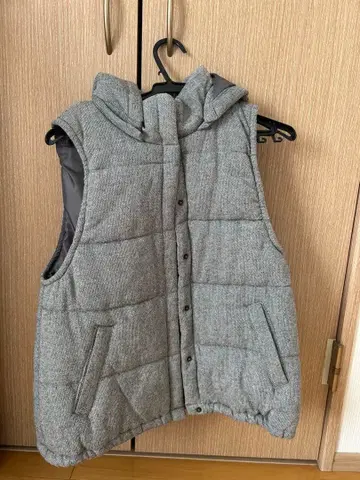 후드 부착 그레이 퀼팅 베스트