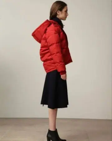 미라 오웬 후드 부착 빨간색 숏 다운 자켓
