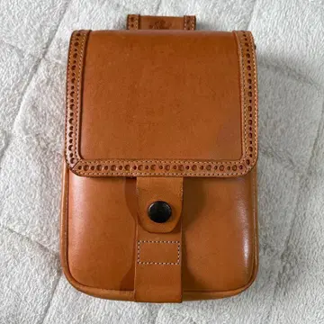 브라운 가죽 플랩 포켓