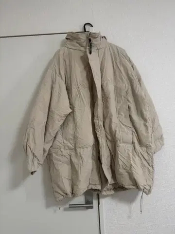 후드 부착 베이지 다운 자켓