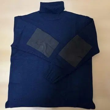 BRENA 네이비 터틀넥 니트