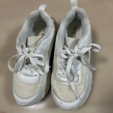 치코 화이트 메쉬 통굽 스니커즈