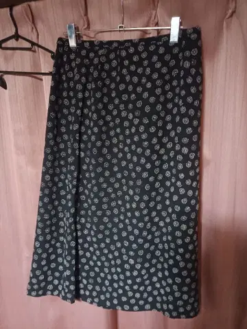 레리안 블랙 도트 무늬 플레어 스커트