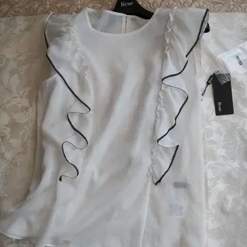 르네 화이트 프릴 슬리브리스 상의