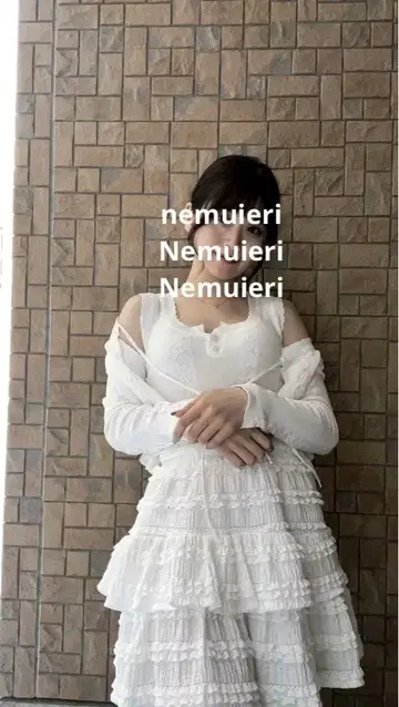 화이트 프릴 반팔 상의