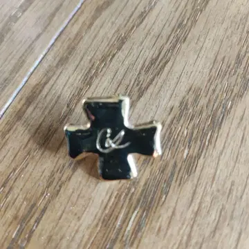 크리스찬 라크로와 핀 브로치