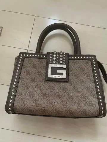 GUESS 핸드백 브라운