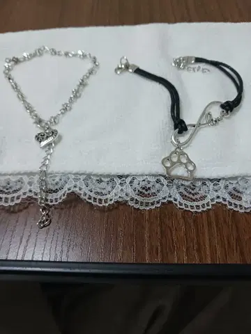 실버 하트와 발자국 모티브 팔찌