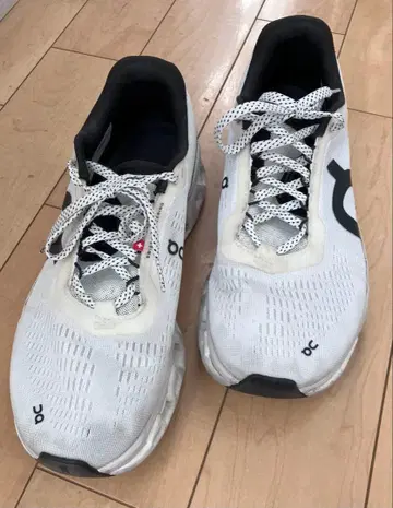 On Cloud stratus 2 화이트 스니커즈