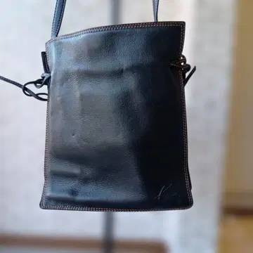 kitamura 블랙 가죽 숄더백 K 로고 포함