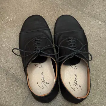 블랙 레이스업 플랫슈즈