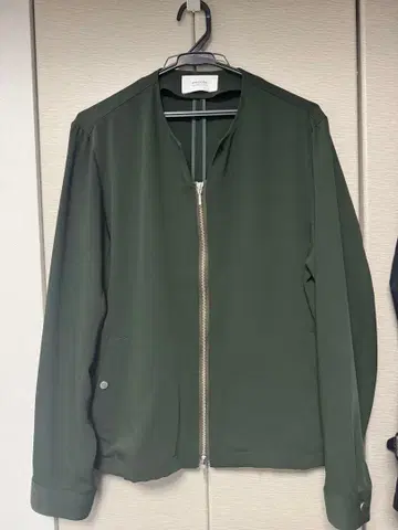 STUDIOUS 얇은 소재 올리브 그린 자켓