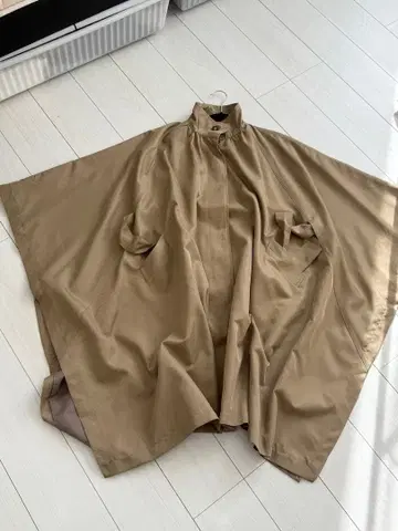 베이지 케이프 스타일 코트