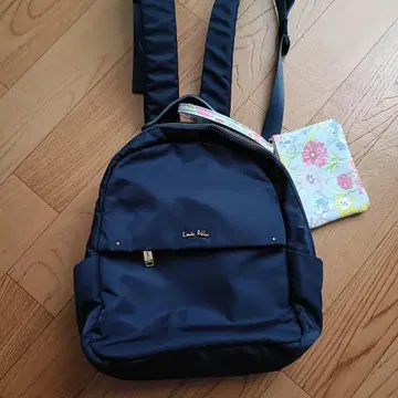 Laura Ashley 네이비 백팩과 꽃무늬 파우치