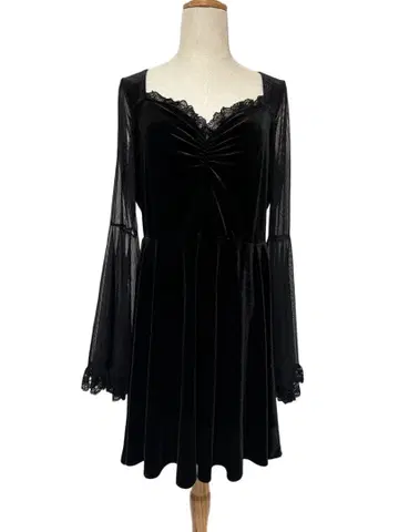 블랙 벨벳 원피스 플레어 슬리브